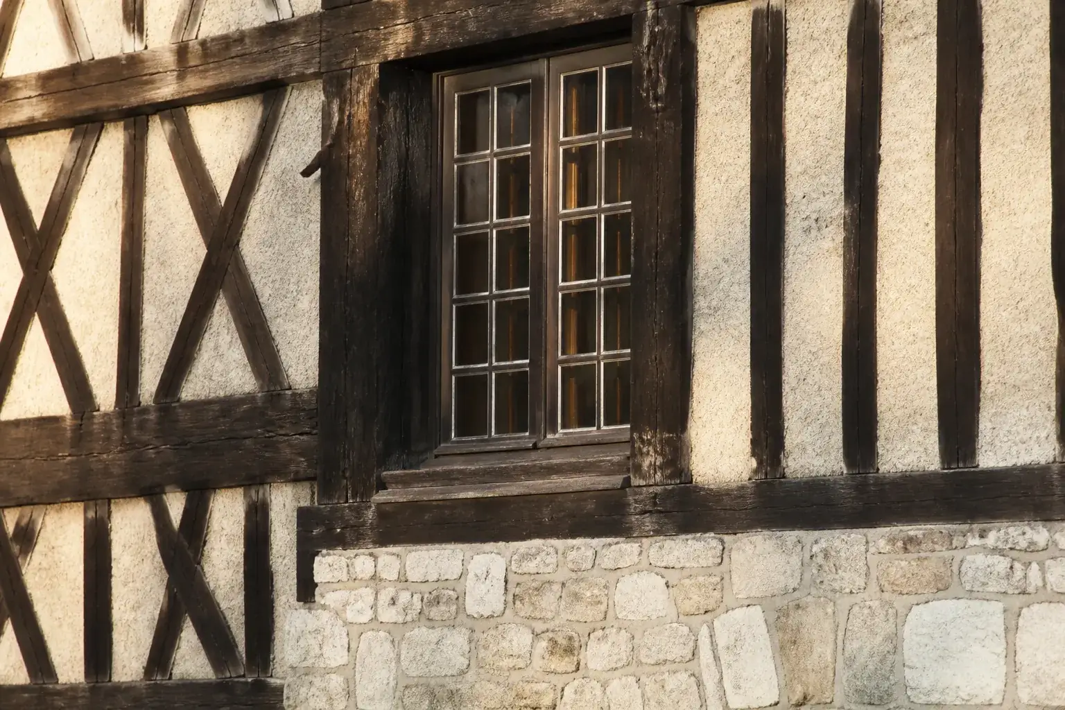 Façade à pans de bois du centre historique d’Angers, colombage apparent sur soubassement de tuffeau